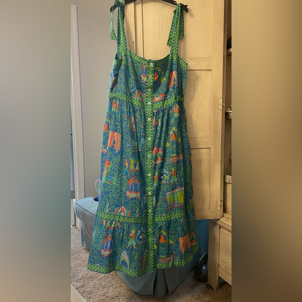 Gorgeous colors in this print and the high quality of Gretchen Scott in a maxi.